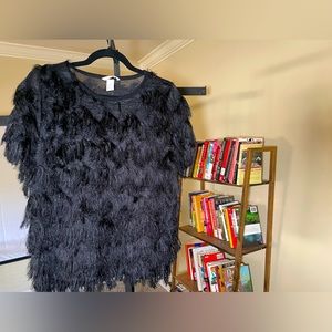 Sort-sleeved light weight feather top. Barley warn and in new condition.